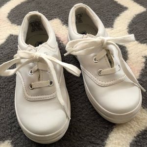 Jed’s white tennis shoes